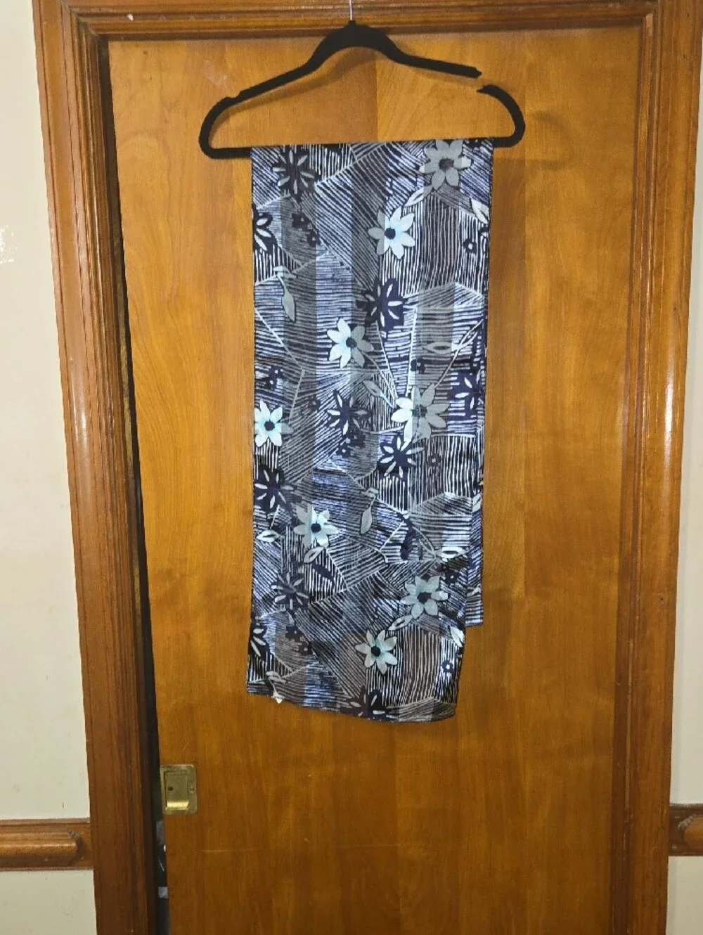 Floral Pattern Women's Scarf in Navy and White
